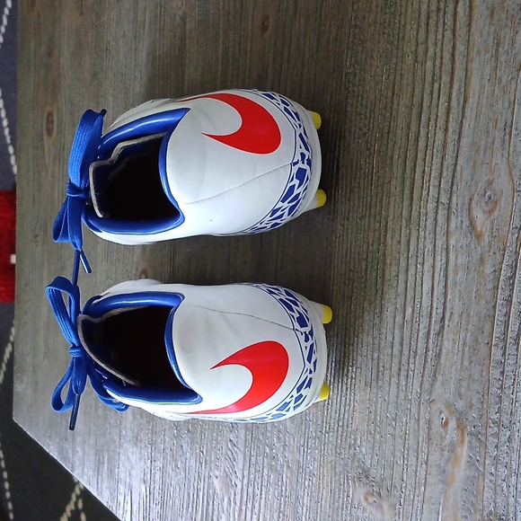 Nike Soccer Cleats - Picture 3 of 8